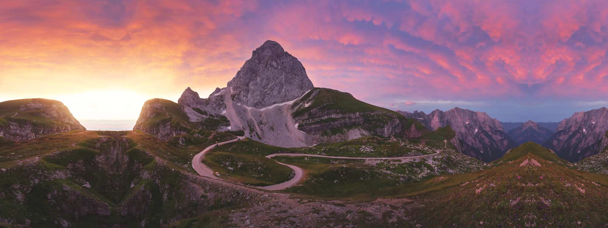 Der Mangart Sattel befindet sich am Rande des Triglav Nationalparks, direkt an der italienischen Grenze.