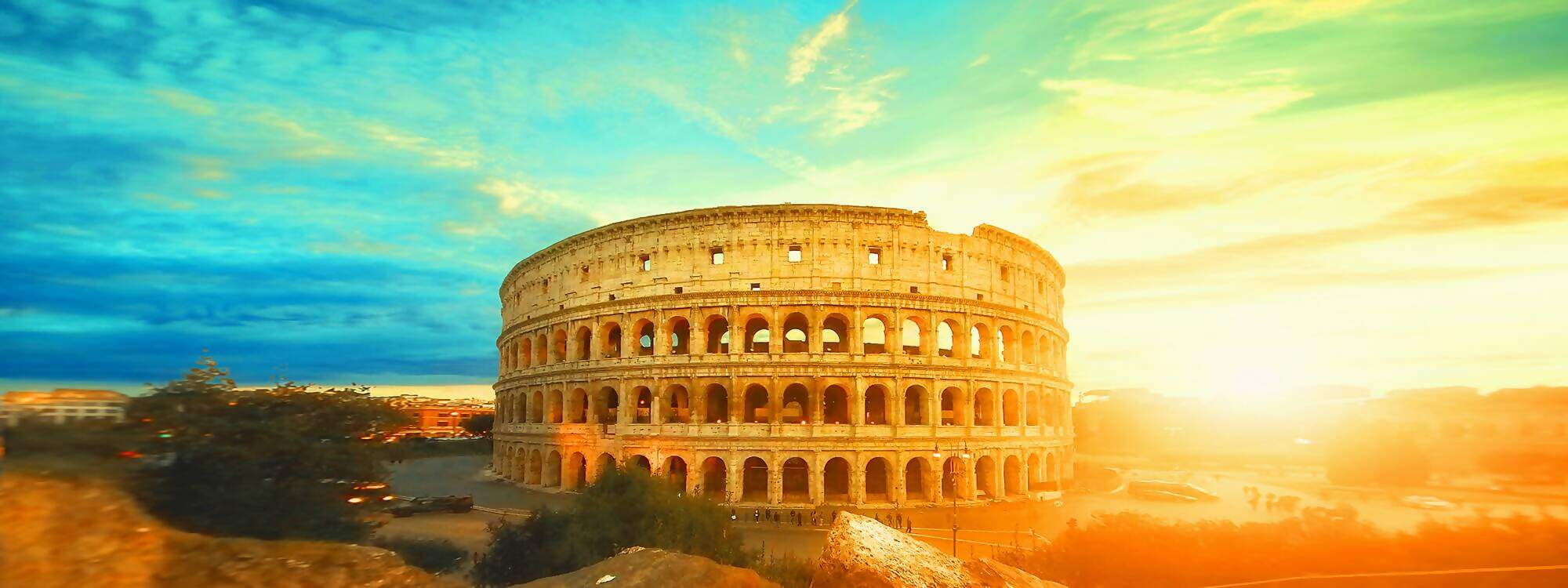 Das Amphitheaters des roemischen Kolosseums unter dem atemberaubenden Himmel bei Sonnenaufgang - Italien